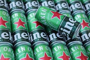 kharkov, ucrânia - 31 de julho de 2021 latas verdes de cerveja heineken lager produzidas pela cervejaria holandesa heineken nv foto