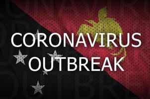 bandeira de papua nova guiné e inscrição de surto de coronavírus. vírus covid-19 ou 2019-ncov foto