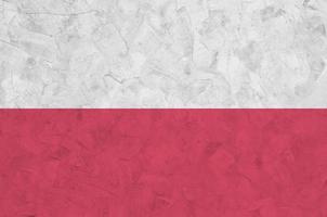 bandeira da polônia retratada em cores brilhantes de tinta na parede de reboco em relevo antigo. banner texturizado em fundo áspero foto