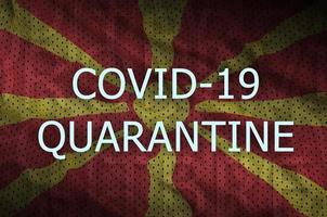 bandeira da macedônia e inscrição de quarentena covid-19. coronavírus ou vírus 2019-ncov foto