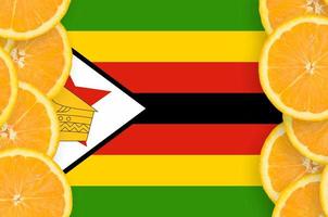 bandeira do zimbabwe em moldura vertical de fatias de frutas cítricas foto