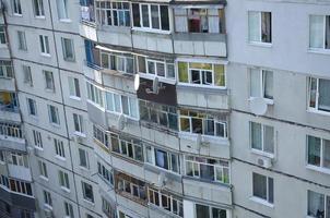 fachada de um edifício de painel soviético cinza de vários andares. casas residenciais urbanas antigas russas com janelas e varanda. bairro russo foto