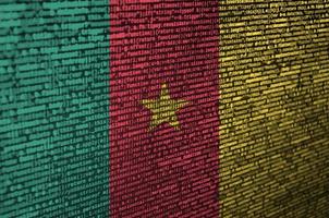 a bandeira dos camarões é mostrada na tela com o código do programa. o conceito de tecnologia moderna e desenvolvimento de sites foto