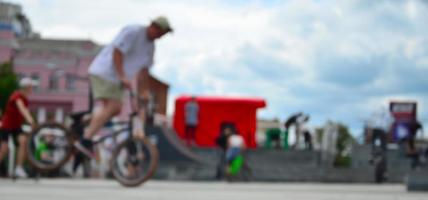 imagem desfocada de muitas pessoas com bicicletas bmx. encontro de fãs de esportes radicais foto