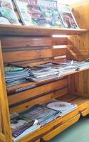 sidoarjo, jawa timur, indonésia, 2022 - estante de madeira contendo revistas foto