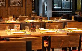 mesa de jantar posta no restaurante à noite foto