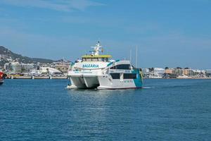 Balearia ferry na cidade de eivisa na ilha de ibiza na espanha no verão de 2022. foto