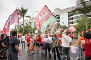 brasilia, brasil, 23 de outubro de 2020 apoiadores do ex-presidente lula do brasil saem às ruas em apoio ao seu candidato nas próximas eleições foto