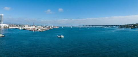 vista aérea panorâmica da ponte coronado com horizonte de san diego foto