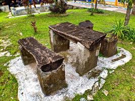 cadeiras e mesas feitas de peças de madeira no jardim do hospital foto