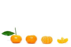 pilha de tangerinas com folha isolada no fundo branco foto