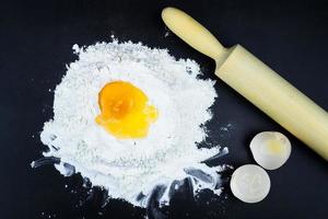 farinha e ovo em um fundo preto foto
