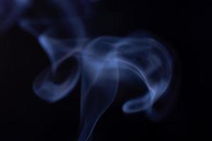 movimento de fumaça branca isolada em fundo preto. foto