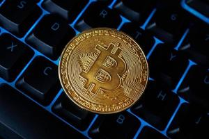 bitcoin de ouro no teclado foto