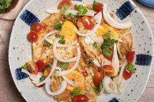 salada de ovo frito picante com legumes, tomate, cebola foto