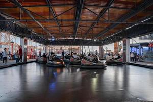 carros elétricos ou carros dodgem no parque de diversões em Brighton foto