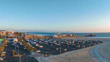 vista aérea panorâmica da praia de santa monica e do cais foto