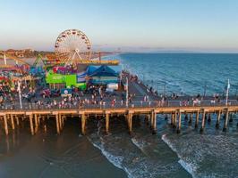 vista aérea panorâmica da praia de santa monica e do cais foto