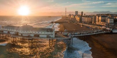 vista aérea do cais do palácio de brighton, com a beira-mar atrás. foto