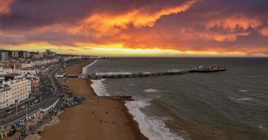 bela vista da praia de Brighton. pôr do sol mágico e clima de tempestade em Brighton foto