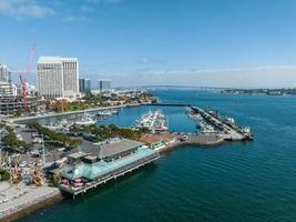 vista aérea panorâmica da ponte coronado com horizonte de san diego foto