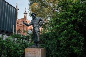 monumento de max miller localizado no parque de brighton, reino unido. foto