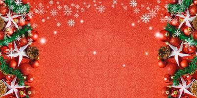 natal e ano novo tipográfico em fundo vermelho com textura de glitter vermelho foto