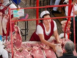 almaty, cazaquistão, 2019 - pessoas na seção de carnes do famoso bazar verde de almaty, cazaquistão, com mercadorias em exposição. foto