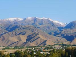 paisagem perto de cholpon ata, quirguistão, com montanhas ao fundo foto