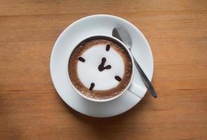uma xícara de café com leite quente foto
