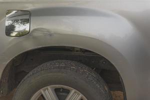 pintura riscada e danificada no carro loiro. foto