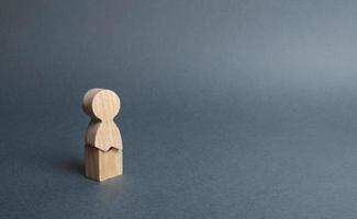 uma figura de madeira de um homem com uma rachadura. conceito de estresse psicológico e pressão. não suportava nossos nervos e nossa saúde. ameaça de vida. lesão e morte. nunca desista. contradições internas foto