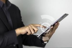 o dedo de um homem de negócios tocando na tela de precess do trabalho de negócios de design de tecnologia e apontando na tela de toque foto