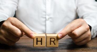 empresário detém dois blocos com hr. recrutando novos trabalhadores, headhunters recursos humanos. procurar trabalhador talentoso. avaliação de habilidades de qualidade. atração de pessoal valioso para a empresa foto