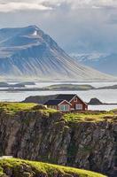 idílica casa de campo vermelha na Islândia.