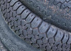 pneus pretos velhos danificados e desgastados em uma pilha. pneus pretos velhos danificados e desgastados em uma pilha. problemas de banda de rodagem. conceito de soluções. problemas de banda de rodagem. foto