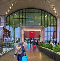 istambul, turquia em julho de 2022. a porta da frente do aeroporto de istambul é muito magnífica e bonita, decorada com a bandeira turca que fica. foto