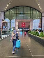 istambul, turquia em julho de 2022. a porta da frente do aeroporto de istambul é muito magnífica e bonita, decorada com a bandeira turca que fica. foto