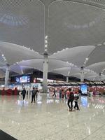 istambul, turquia, em julho de 2022. a atmosfera em frente ao aeroporto de istambul depois de entrar pelo portão da frente. foto