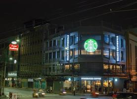 Bangkok, Tailândia. 2018. - starbucks corporation é uma empresa americana de café e rede de cafeterias, imagem de fotografia noturna em yaowarat rd. filial, bangkok. foto