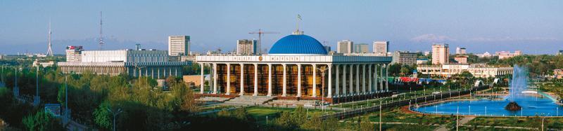 uma foto panorâmica do edifício do parlamento da república em tashkent, uzbequistão