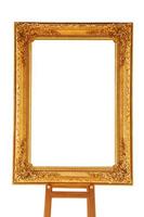 porta-retrato vintage dourado com cavalete de madeira isolado no branco foto