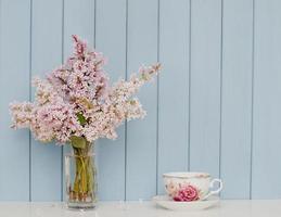bando de lilás e xícara de chá foto