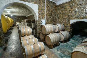 os barris de vinho de madeira em uma fábrica de vinho foto