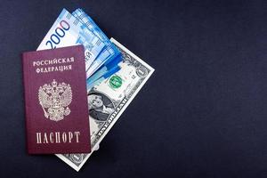 passaporte russo com dinheiro foto