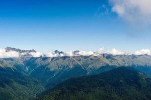 montanhas do Cáucaso enevoadas em sochi foto