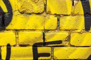 fundo da parede de tijolos amarelos foto