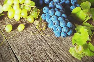 uvas em uma mesa de madeira