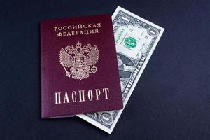 passaporte russo e dinheiro