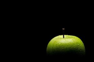 maçã verde no preto foto